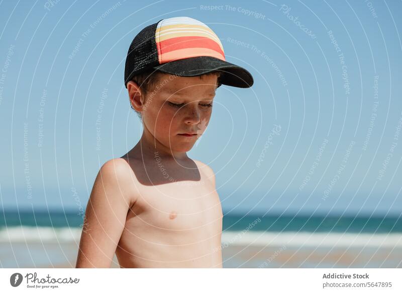Junge in Gedanken am Strand Kind beschaulich Verschlussdeckel Sand ohne Hemd Küste jung nachdenklich Sommer Meereslandschaft Horizont im Freien tagsüber Jugend