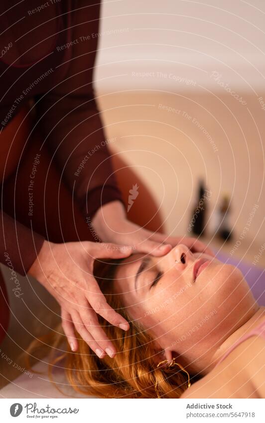 Masseurin massiert die Stirn einer Frau beim Yoga Massage Dame Salon Klient Erdöl Schönheit Sitzung Unterlage Verfahren Pflege Aromatherapie Körperpflege