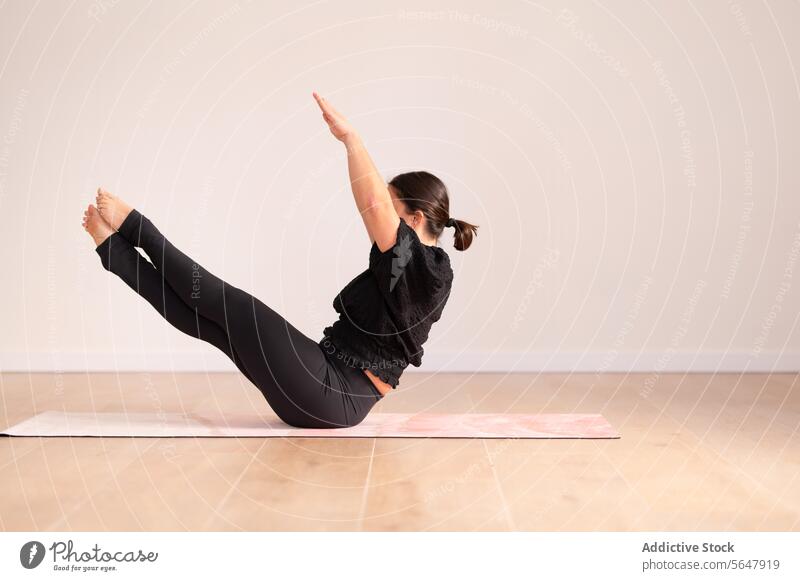 Fit unerkennbar Frau übt Yoga-Pose während des Trainings sitzen üben Dehnung Übung Fitness Dame ausführen beweglich Atelier passen Gesundheit Asana Wellness