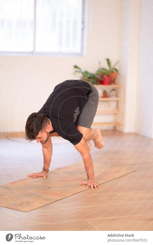 Junger Mann übt Handstand im Yogastudio üben Gleichgewicht Training Sitzung Sportkleidung Typ fokussiert Atelier männlich Wellness Unterlage Fokus Wohlbefinden