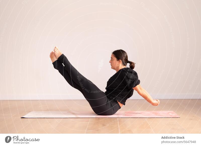 Fit Frau übt Yoga-Pose während des Trainings sitzen üben Dehnung Übung Fitness Dame ausführen beweglich Atelier passen Gesundheit Asana Wellness Unterlage Zen