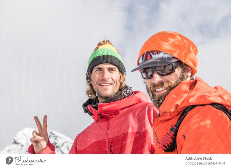 Männliche Freunde genießen den Urlaub zusammen Reisender Glück Lächeln warme Kleidung Porträt in die Kamera schauen Winter Wanderer Kanada Zusammensein heiter