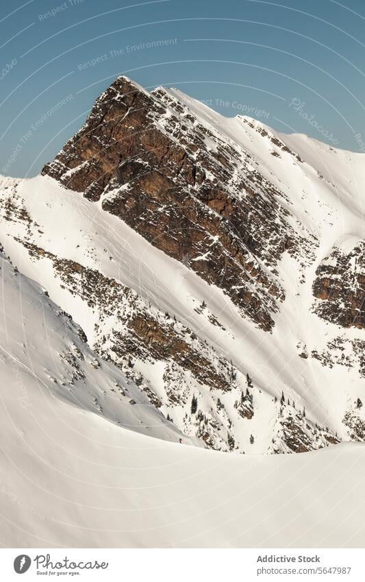 Wunderschöne massive schneebedeckte Berge Berge u. Gebirge felsig majestätisch malerisch idyllisch Ansicht sonnig Winter Kanada Ambitus Alpen Landschaft