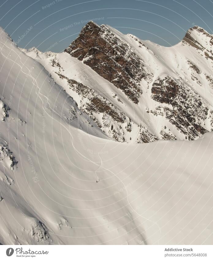 Person beim Snowboarden auf einem schneebedeckten Berg Snowboarding Berge u. Gebirge Luftaufnahme aktiv unkenntlich Mitfahrgelegenheit Snowboarder Schnee