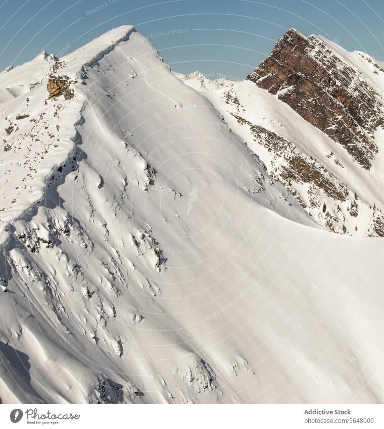 Wunderschöne massive schneebedeckte Berge Berge u. Gebirge felsig majestätisch malerisch idyllisch Ansicht sonnig Winter Kanada Ambitus Alpen Landschaft