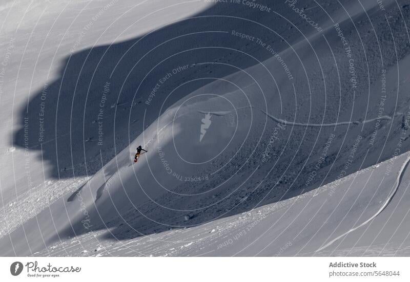 Aktive Person beim Snowboardfahren auf einem verschneiten Berg Snowboarder furchtlos anonym Formation Schnee Landschaft Winter Feiertag Kanada deckend weiß