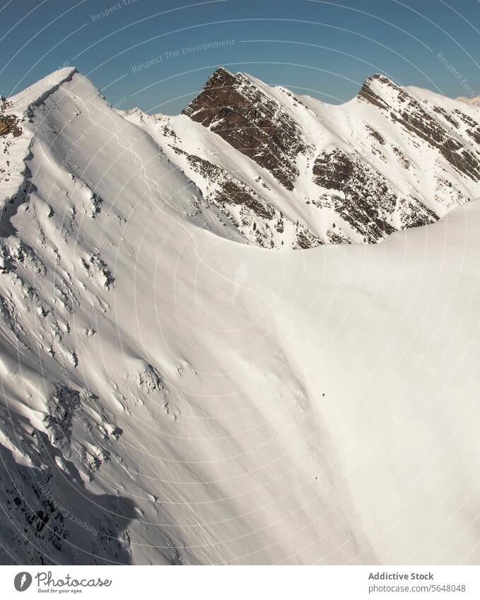 Person beim Snowboarden auf einem schneebedeckten Berg Snowboarding Berge u. Gebirge Luftaufnahme aktiv unkenntlich Mitfahrgelegenheit Snowboarder Schnee