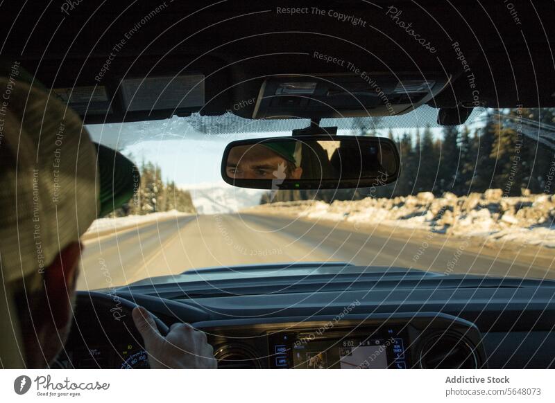 Mann fährt Auto während eines Ausflugs Reisender Lenkrad Verschlussdeckel Beteiligung Rückansicht Spiegel Laufwerk modern PKW Automobil Straße Landschaft Ernte