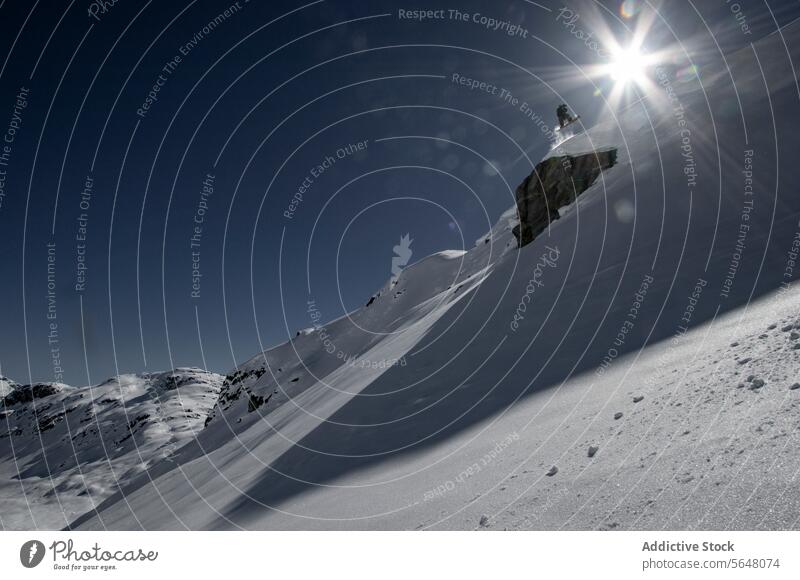 Aktive Person fährt Snowboard auf verschneitem Felsen Snowboarder springen furchtlos anonym Formation Schnee Landschaft Winter Feiertag Kanada deckend weiß