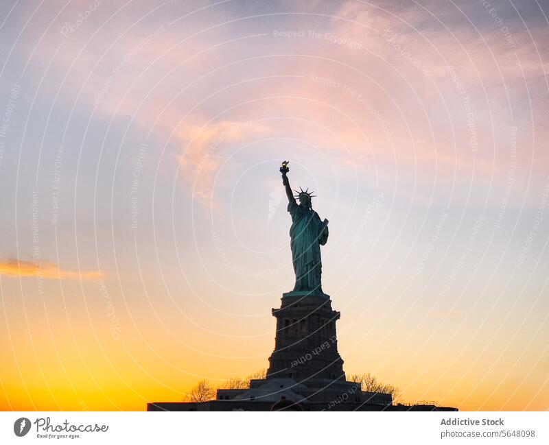 Freiheitsstatue am Ufer unter dem Himmel bei Sonnenuntergang Statue Denkmal Wahrzeichen amerika USA Vereinigte Staaten Fluss New York State Rippeln Revier