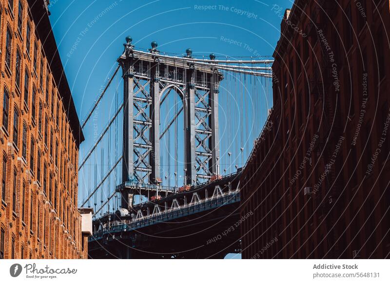 Manhattan Bridge zwischen Gebäuden in Brooklyn Straße Dumbo gerahmt Baustein kultig Stadtbild urban Wahrzeichen Architektur Historie reisen Ausflugsziel