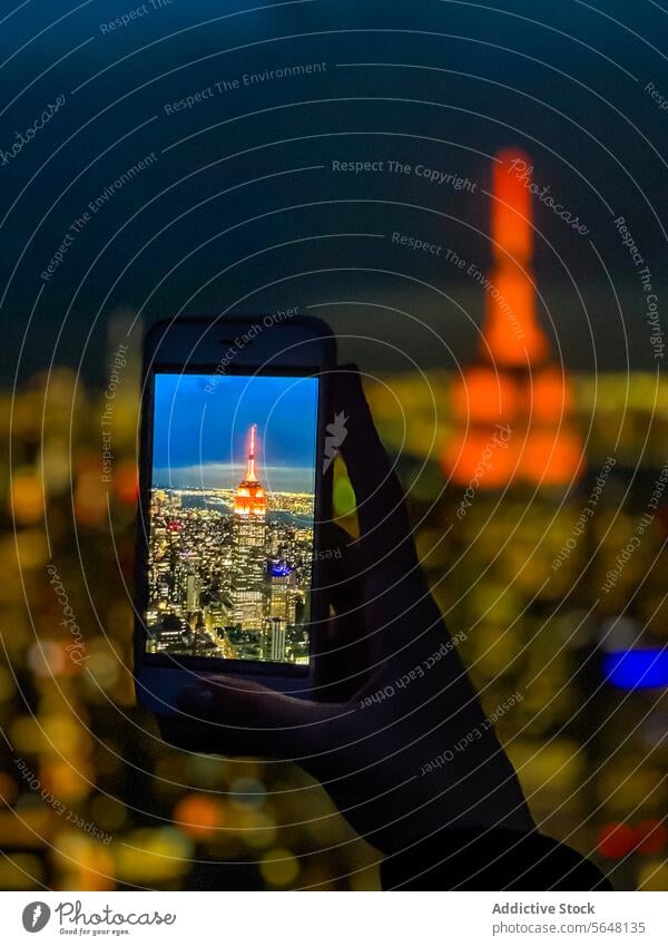 Tourist fotografiert leuchtende Wolkenkratzer bei Nacht Person Hand benutzend Smartphone fotografieren Stadtbild urban Empire State Building Manhattan