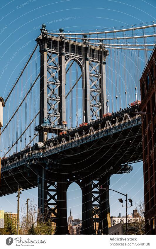 Manhattan Bridge zwischen Gebäuden in Brooklyn Straße Dumbo gerahmt Baustein kultig Stadtbild urban Wahrzeichen Architektur Historie reisen Ausflugsziel