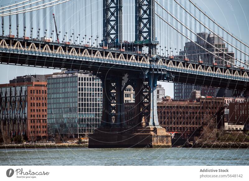 Die detaillierte Architektur der Manhattan Bridge vor der Kulisse der Stadt Brücke New York State East River Stahl Kabel Türme Wasser Großstadt urban Skyline