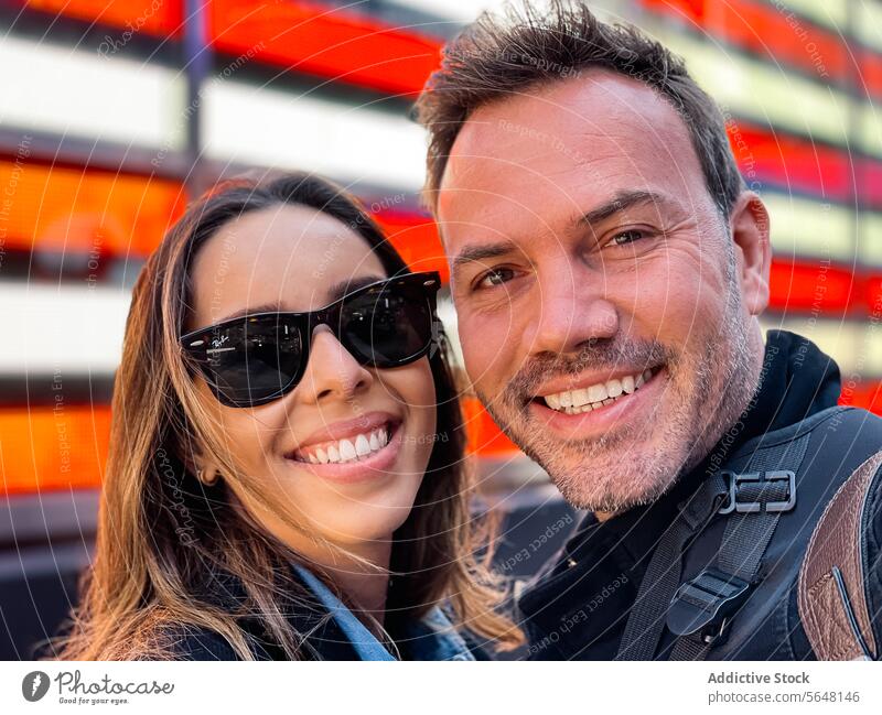 Fröhliches Paar-Selfie mit elektronischer Flagge in Manhattan New York State Fahne Anzeige Freude Fröhlichkeit Großstadt urban Straße Mann Frau Sonnenbrille
