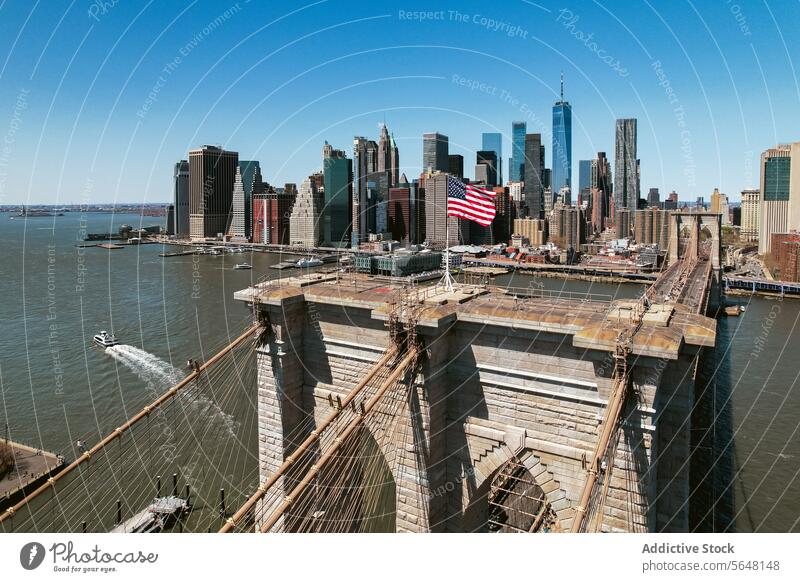 Brooklyn Bridge mit Stadtsilhouette im Hintergrund unter blauem Himmel. Brücke Skyline Großstadt Fluss New York State Antenne Ansicht Architektur Wahrzeichen
