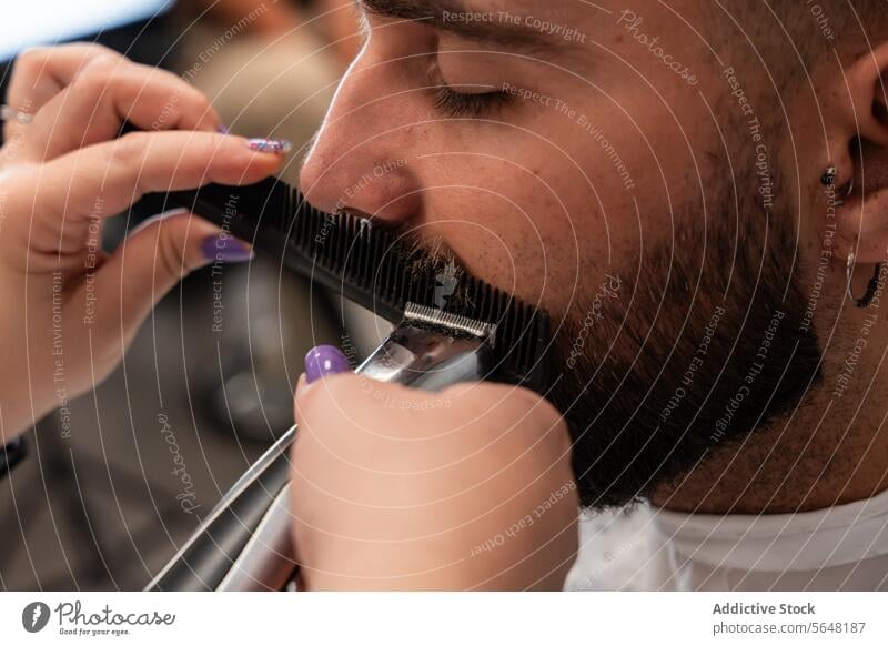 Barbier schneidet den Schnurrbart eines männlichen Kunden mit einem elektrischen Trimmer Friseur Mann Salon Pflege Dienst Hand Klient Kamm Werkzeug Vollbart Job