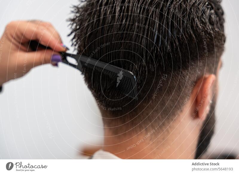Friseurin hält Kamm im Haar eines männlichen Kunden im Salon Mann Behaarung Pflege nass Dienst Hand Klient Prozess Werkzeug Frisur Job Haarschnitt Beruf