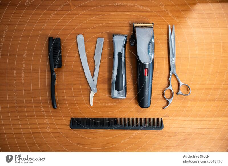 Verschiedene Friseurwerkzeuge auf einem Holztisch angeordnet Werkzeug Instrument verschiedene Ordnung hölzern Tisch Werkstatt Accessoire Sammlung Kulisse Salon