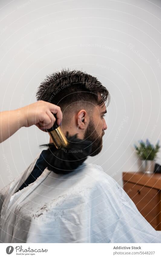 Friseurin reinigt den Umhang eines Kunden mit einer Bürste im Salon Kap Sauberkeit Mann Behaarung Pflege Dienst Klient Prozess Werkzeug Frisur Job Beruf