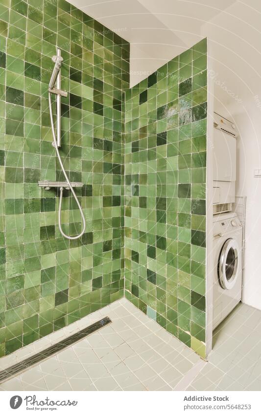 Badezimmer mit Dusche und Waschmaschine Wäsche waschen Maschine Trockner grün Fliesen u. Kacheln Appartement Reichtum Vorrichtung modern Design Haus