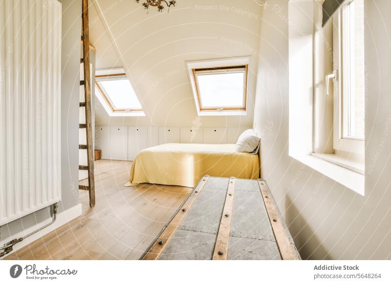 Schlafzimmer mit Bett und Holztruhe gelb Laufmasche geräumig Loft Appartement Truhe heimwärts Raum Schlafmatratze modern Möbel Streu Stil Haus Zeitgenosse