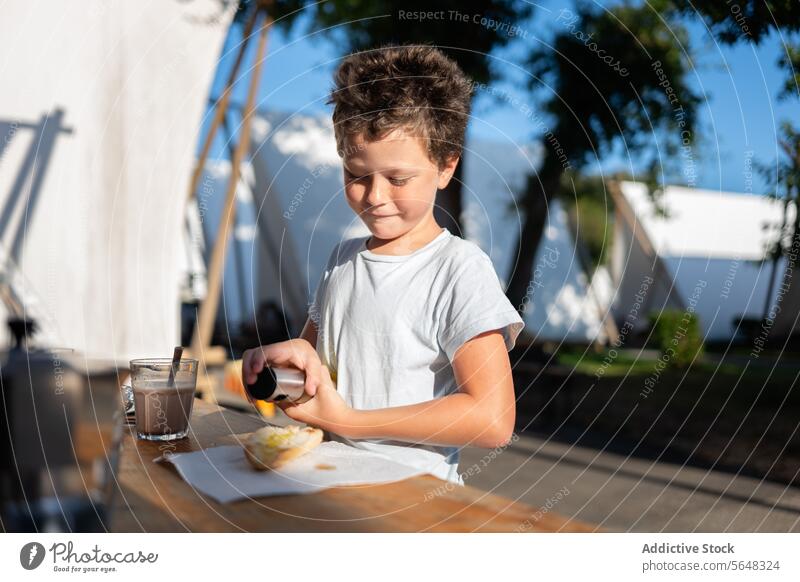 Lächelnder Junge bei der Zubereitung eines gesunden Frühstücks mit Kaffee vorbereiten Kind Glück Gesundheit Glas Tisch frisch Energie Gesunder Lebensstil