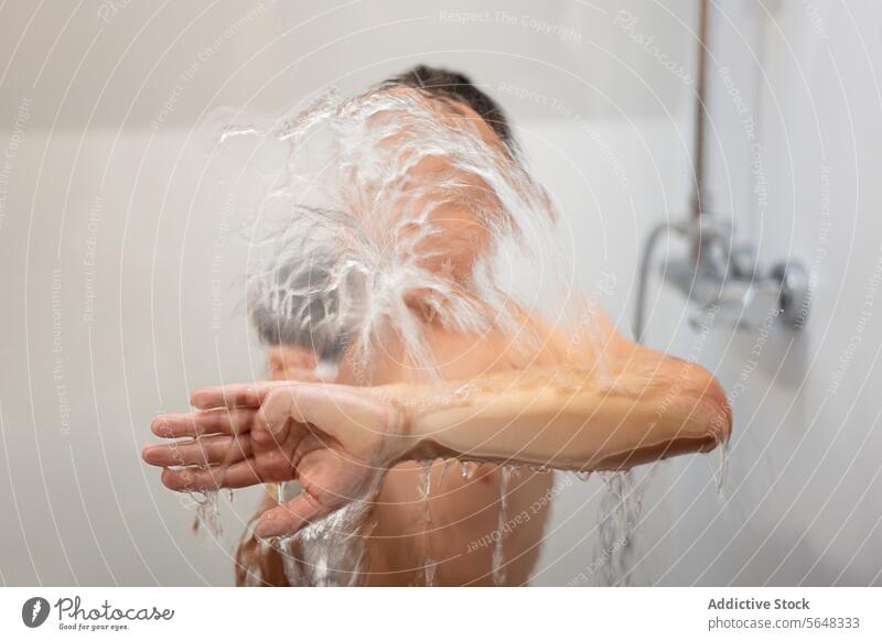 Anonymer Junge, der die Handbrause hält, während er ein Bad im Badezimmer nimmt Dusche so tun, als ob träumen Kind Haarwaschmittel niedlich Hygiene Kindheit
