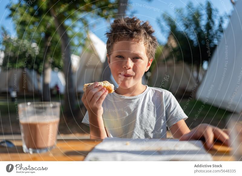 Junge isst eine Scheibe Brot gesundes Frühstück mit Kaffee essen Kind Glück Gesundheit Glas Tisch frisch Energie Gesunder Lebensstil Bestandteil stehen Kindheit