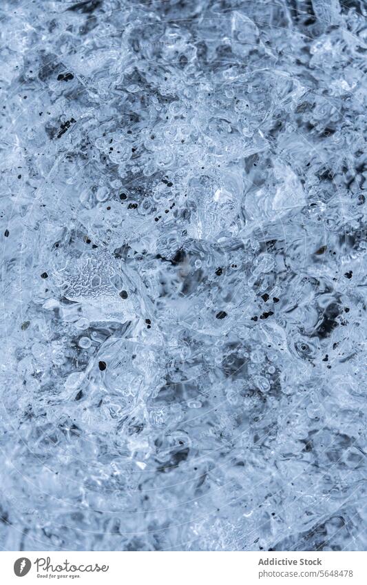 Nahaufnahme der Textur von schmelzendem kristallinem Eis Schmelzen Detailaufnahme kalt Winter frieren Wasser natürlich Muster Makro blau Frost cool durchsichtig
