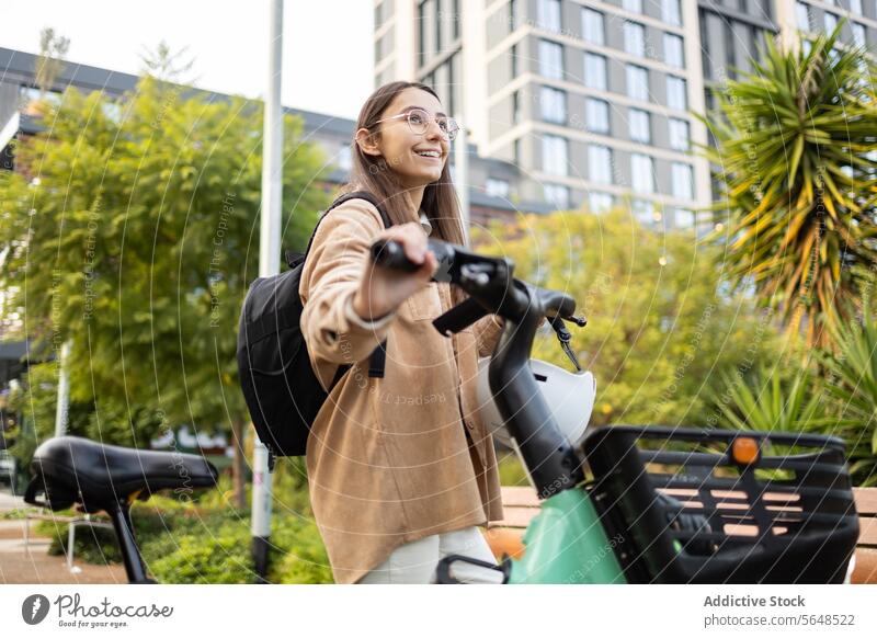 Junge Frau bei einer Fahrradtour in der Stadt Mitfahrgelegenheit Großstadt urban Pendler Rucksack Lächeln umweltfreundlich Lifestyle jung Verkehr grün reisen
