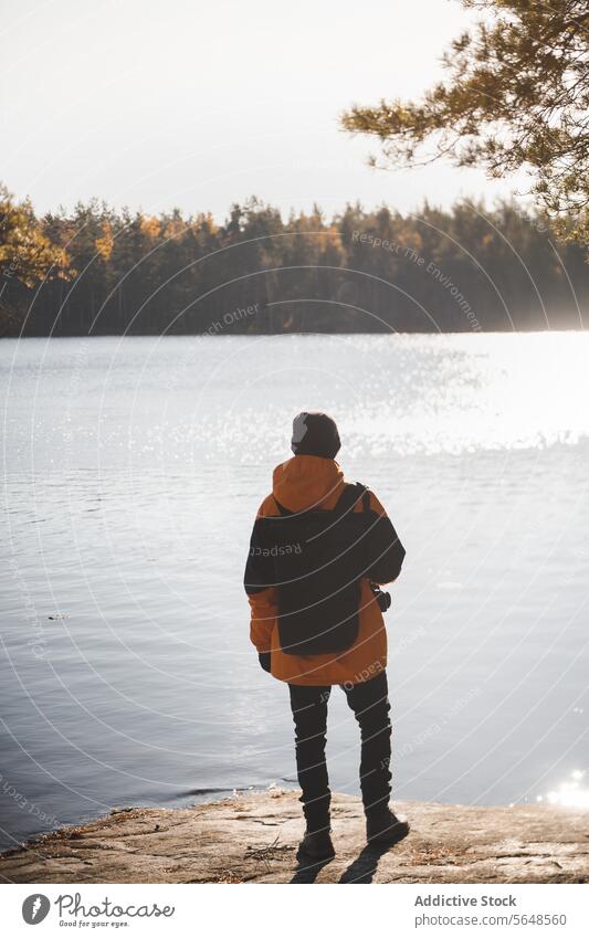 Unbekannter Mann steht in der Nähe des Sees im National City Park Reisender Herbst Ufer national Großstadt Tourismus Natur reisen Fluss bewundern Ausflug