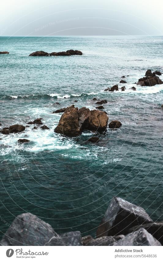Felsige Meeresküste mit plätscherndem Meerwasser Meereslandschaft felsig Wasser schäumen Stein winken Natur türkis malerisch Küste Seeküste Formation marin