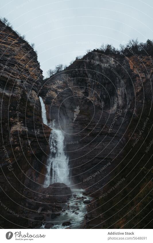 Majestätischer Wasserfall im Ordesa-Nationalpark, Pyrenäen Natur majestätisch Kaskade Klippe Flußbett felsig Berge u. Gebirge Natürliche Landschaft Landschaften