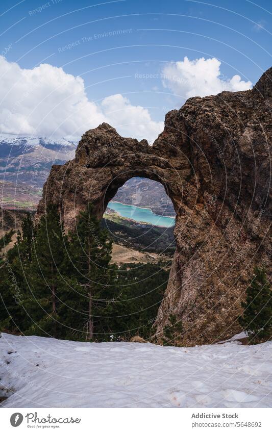 Malerischer Felsbogen mit Blick auf einen Bergsee in den Pyrenäen Bogen Felsen Berge u. Gebirge See türkis Odese Nationalpark monte perdido torla Huesca