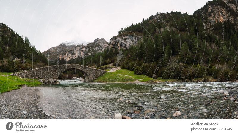 Panoramablick auf Torla-Ordesa mit historischer Brücke torla Odese Pyrenäen Huesca Nationalpark monte perdido Fluss Landschaft panoramisch Stein antik Bogen