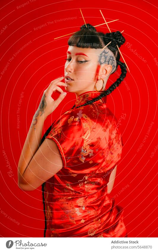 Traditionelles rotes Kleid und moderne Tattoos bei einer Frau asiatisch traditionell Porträt Stil Kultur Mode Hintergrund jung Zeitgenosse stilisiert Eleganz