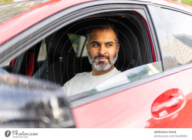 Indischer Mann sitzt auf dem Fahrersitz im Auto und schaut weg Geschäftsmann Automobil Laufwerk Autoreise PKW Fahrzeug Mitfahrgelegenheit Verkehr männlich Reise