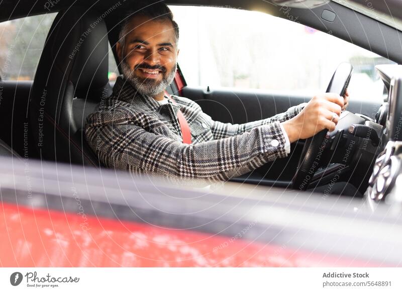 Lächelnder indischer Mann fährt Auto und schaut weg Geschäftsmann Fahrer Automobil Laufwerk Autoreise PKW Fahrzeug Mitfahrgelegenheit Verkehr männlich Reise