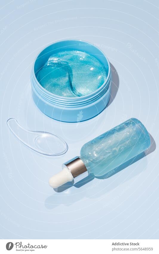 Blaue Hautpflegeprodukte auf hellem Hintergrund Produkt blau Gel Glas Flasche Tropfer Pastell Kosmetik Schönheit Pflege Draufsicht Licht pastellblau Container
