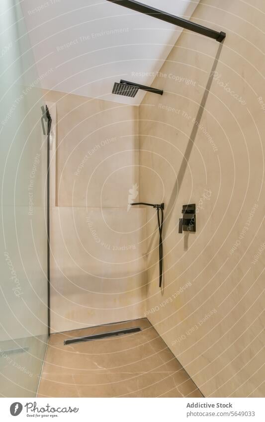 Moderne Badeinrichtung mit begehbarer Dusche Innenbereich modern Zeitgenosse Sauberkeit Design Begehbar Glas Tür Zimmerdecke Duschkopf beige Fliesen u. Kacheln
