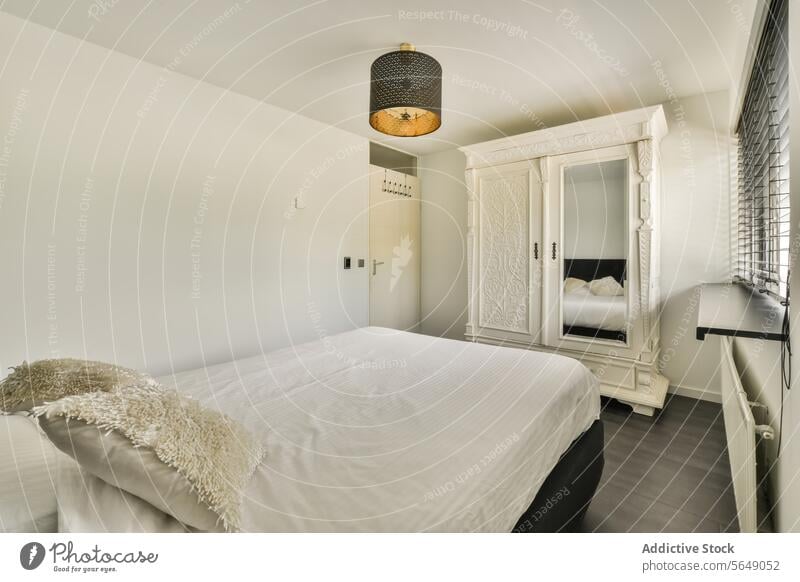 Modernes Schlafzimmer mit elegantem Mobiliar Innenbereich modern Bett Spiegel Lampe Zimmerdecke stylisch hell Möbel Dekoration & Verzierung Zeitgenosse Design