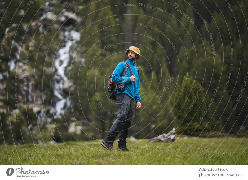 Männlicher Rucksacktourist steht auf einer Wiese in den Bergen Mann Wanderer Berge u. Gebirge Gras Abenteuer Natur Nationalpark erkunden Urlaub Freizeit