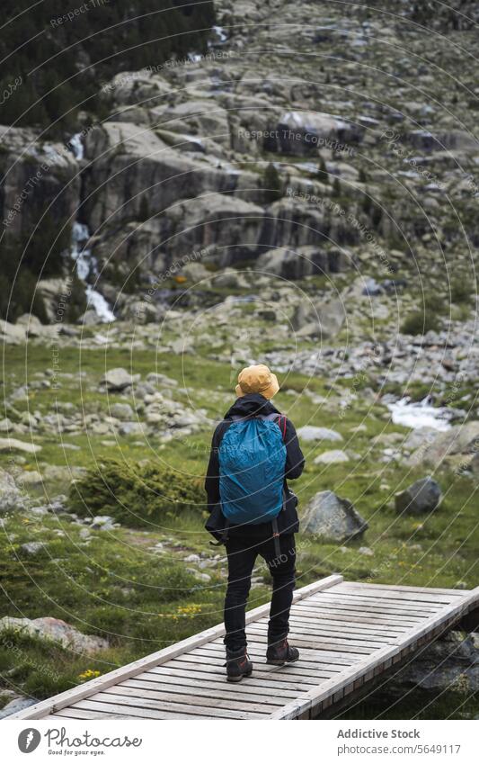 Anonymer Rucksacktourist auf dem Weg zu einem felsigen Berg Mann Backpacker Wanderung Berge u. Gebirge Steg Natur Spaziergang Abenteuer Urlaub Nationalpark