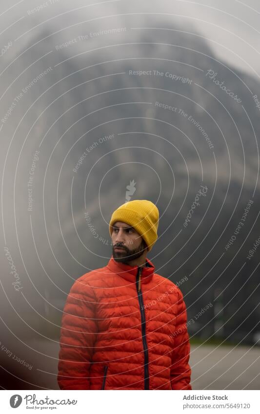 Selbstbewusster Mann in warmer Kleidung beim Wandern in den Bergen Wanderer Berge u. Gebirge Abenteuer selbstbewusst Freizeit Nationalpark Winter Jacke