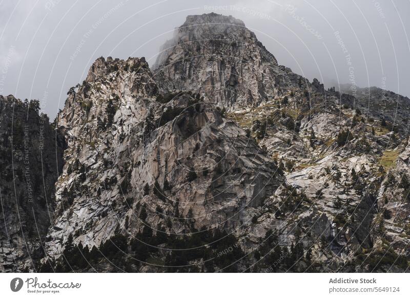 Majestätische felsige Bergkette unter dem Himmel eines Nationalparks Berge u. Gebirge majestätisch Ambitus Katalonien Natur Gipfel Kamm prunkvoll Felsen wolkig