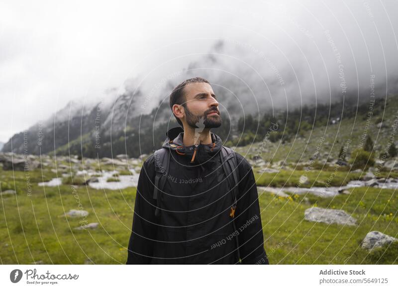 Mann in warmer Kleidung und Rucksack beim Wandern in den Bergen Wanderung Berge u. Gebirge Wanderer nachdenken Abenteuer Jacke Erholung Freizeit Urlaub