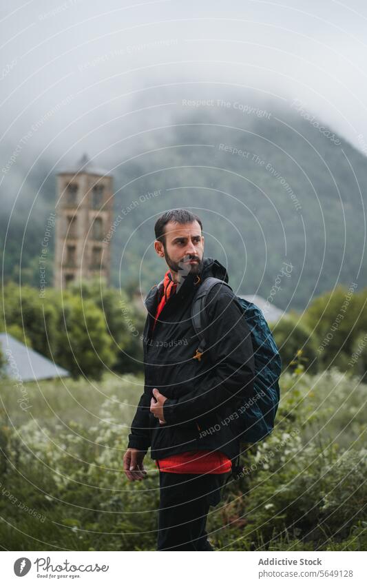 Mann mit Rucksack schaut beim Wandern in der Natur weg Wanderung Abenteuer Berge u. Gebirge Wanderer reisen Urlaub nachdenklich Reisender Trekking Backpacker