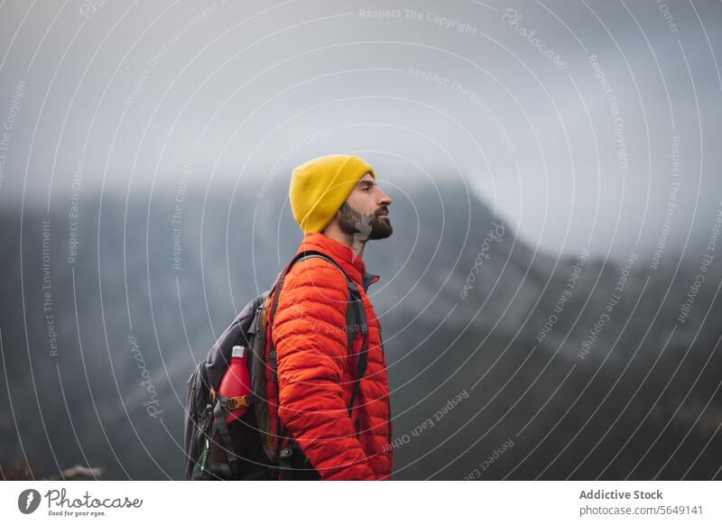 Selbstbewusster Mann in warmer Kleidung beim Wandern in den Bergen Wanderer Berge u. Gebirge Abenteuer selbstbewusst Freizeit Nationalpark Winter Jacke