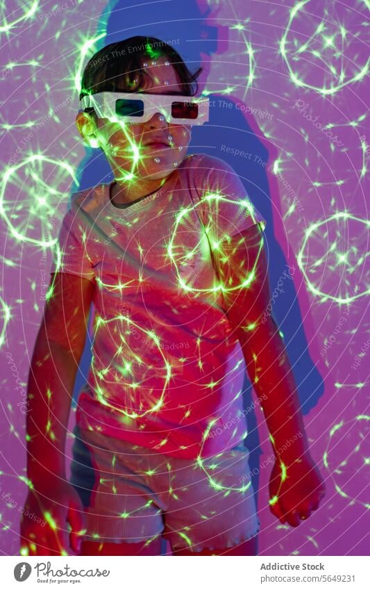 Glückliches Mädchen mit 3D-Brille hat Spaß im Neonlicht-Studio positiv 3d neonfarbig Licht Tanzen genießen Freizeit glühen leuchten Atelier lässig Wulst